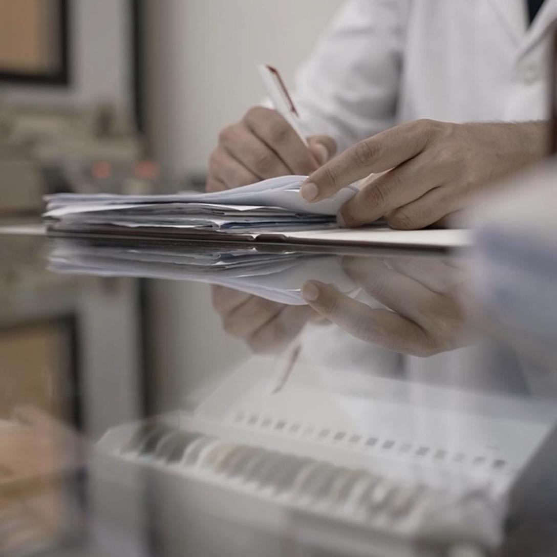 Audioprotesista che compila le pratiche per la fornitura di apparecchi acustici a Brindisi